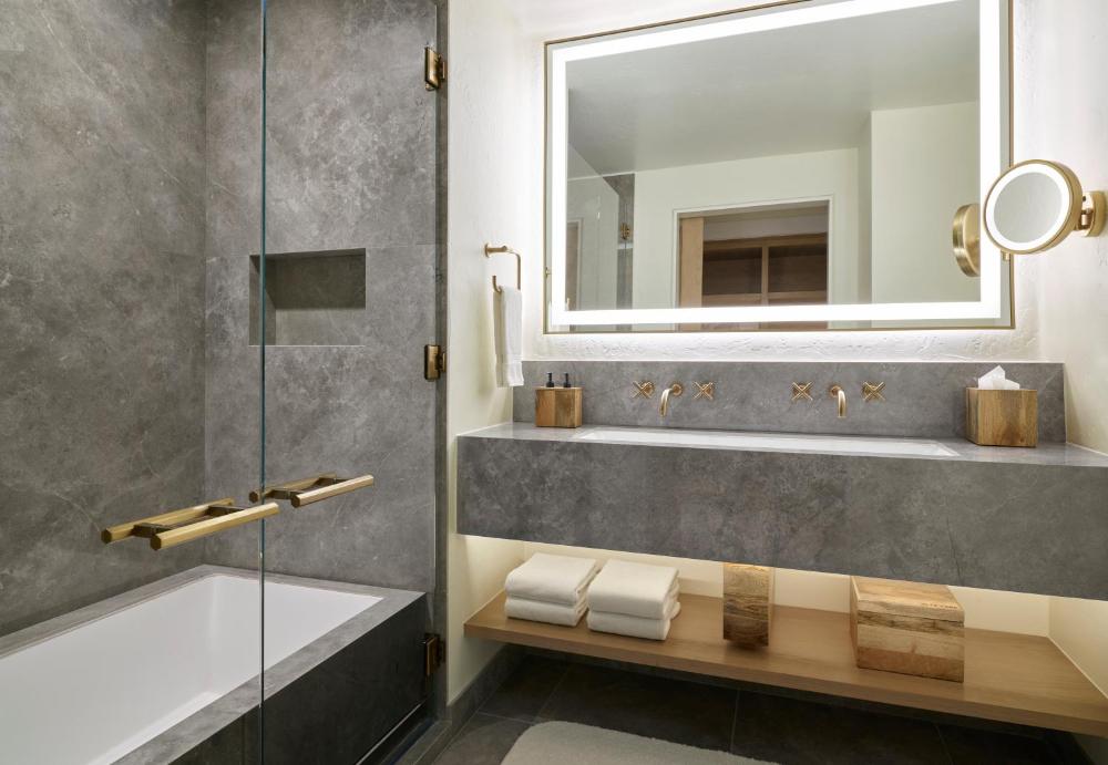 Grand Deluxe Queen Room with Two Queen Beds interior